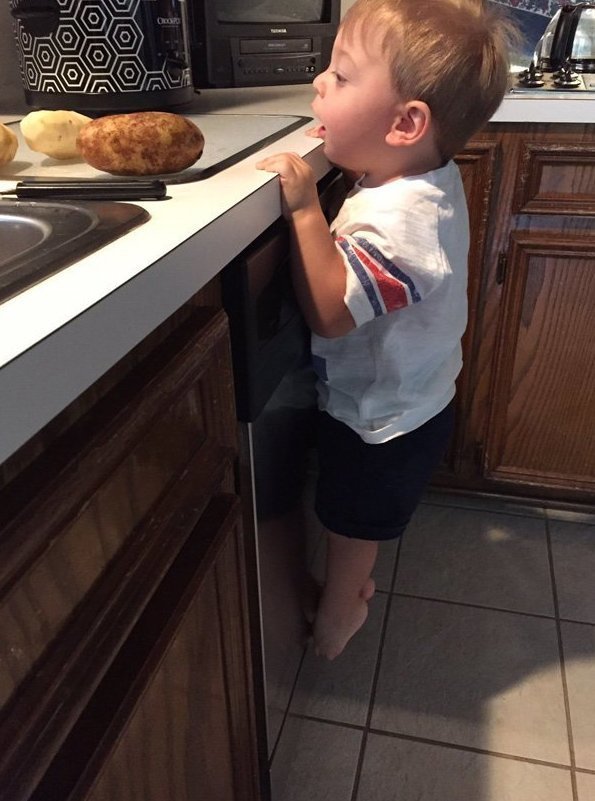 44. Найдите в своей жизни кого-то, кто будет смотреть на вас также, как этот мальчик на картофелины