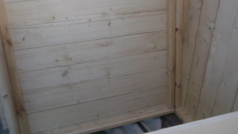 Просто и легко резной деревянный туалет в процессе летнего творческого отдыха
