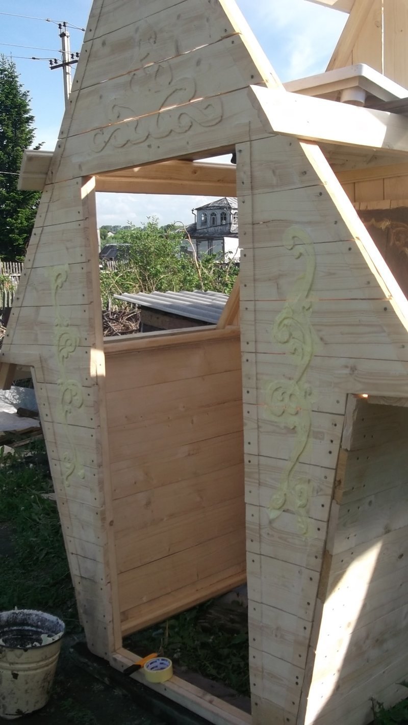Просто и легко резной деревянный туалет в процессе летнего творческого отдыха
