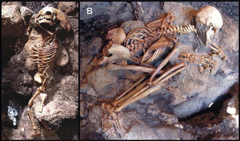 На фото изображены останки ребенка (слева) и молодого человека (справа), найденные в прибрежных укрытиях в Геркулануме, недалеко от современного Неаполя.
