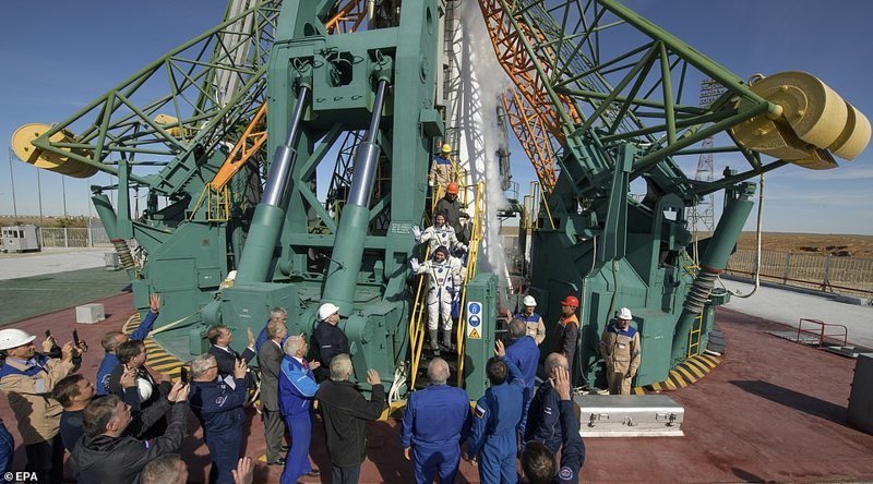 При запуске ракеты "Союз" произошла авария, но экипажу удалось спастись