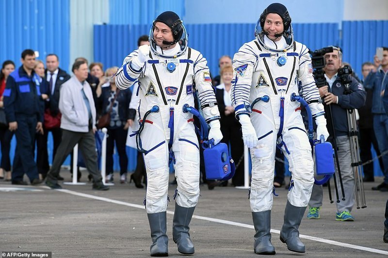 Алексей Овчинин (слева) и Ник Хейг (справа) перед запуском ракеты