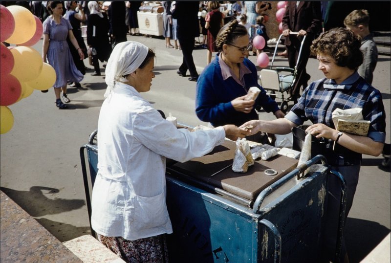 Москва, 1959 год. Торговля мороженым.