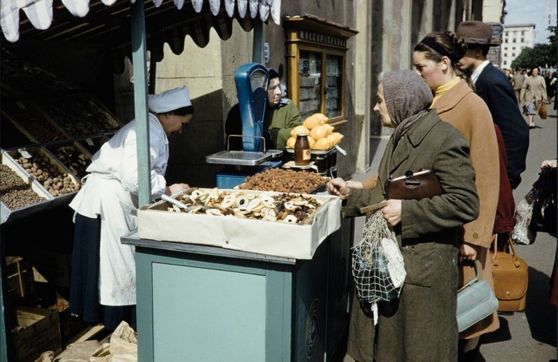 Москва, 1959 год. Торговля с лотка на улице Горького.