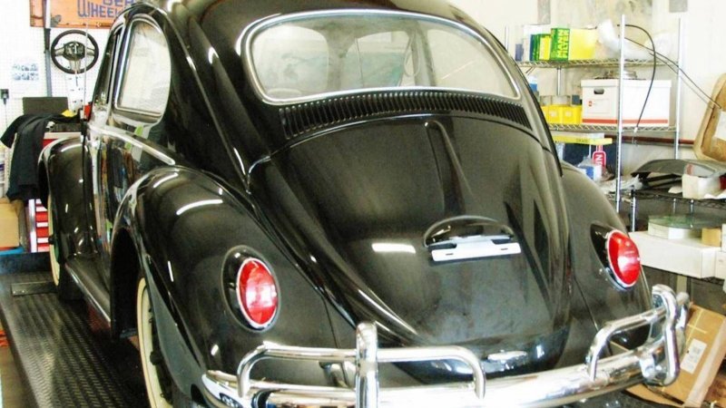 Таким образом, за миллион долларов предлагается фактически новый Volkswagen Beetle, который до сих пор сохранил не только заводской окрас кузова, но и все оригинальные детали: колпаки колес, зеркала, стеклоочистители и многие другие.