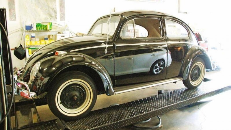 Нынешний владелец раритетного «Жука» — автомеханик Руди Зварич из Портленда, купил эту машину еще 54 года назад, чтобы в дальнейшем разобрать ее на запчасти и использовать в качестве донора для Volkswagen Beetle старшего поколения образца 1957 года.