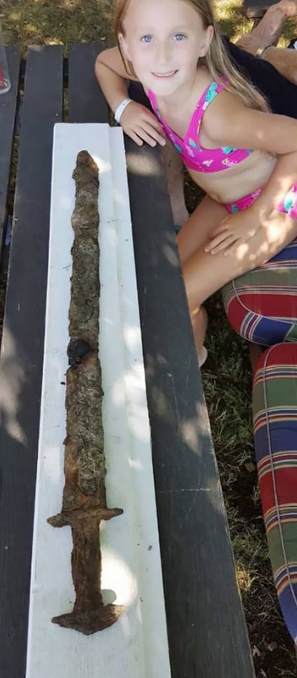 7. Скандинавский меч, которому 1500 лет, найден 8-летней девочкой в озере