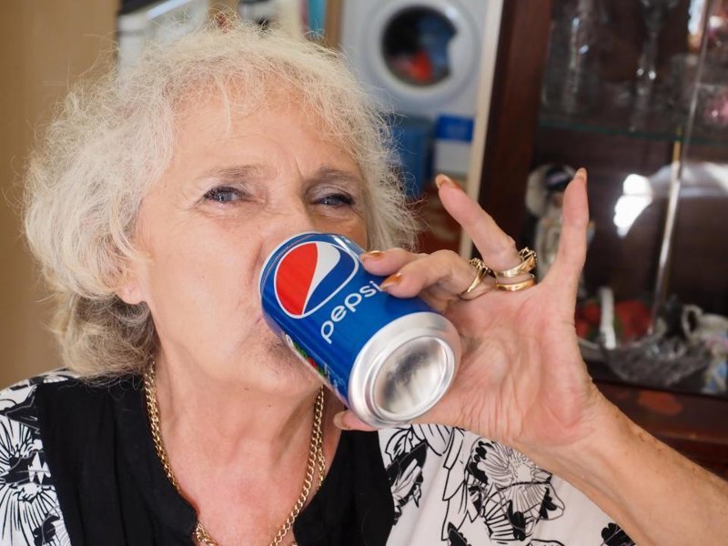 Вот уже 64 года жительница графства Суррей ежедневно выпивает до 4 баночек газированного напитка