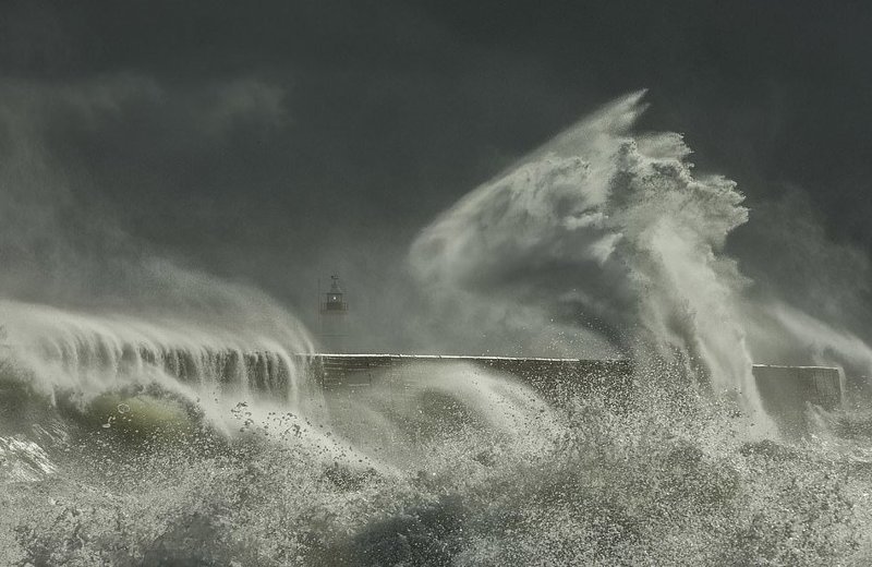 "Маяк и Морской змей" Эдварда Хайда. Снимок был сделан в гавани Нью-хейвена во время шторма Брайана в октябре 2017 года. Скорость ветра достигала 64 км/ч