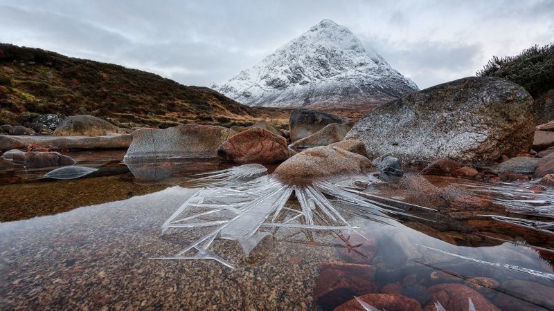 "Лучшим пейзажным фотографом 2018 года" стал Пит Роуботтом. Фотография "Ледяные шипы" была сделана в долине Гленко, Шотландия