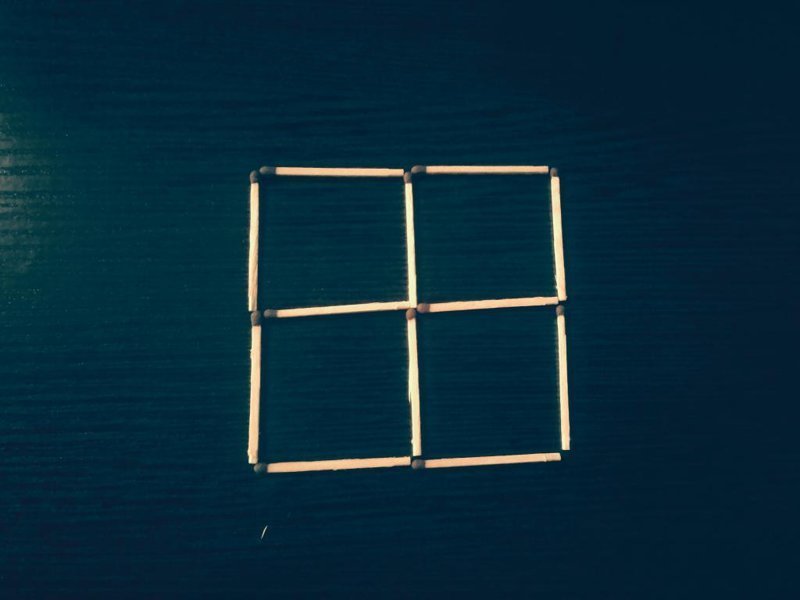 Необходимо преобразовать четыре квадрата в семь, используя при этом всего лишь две спички.