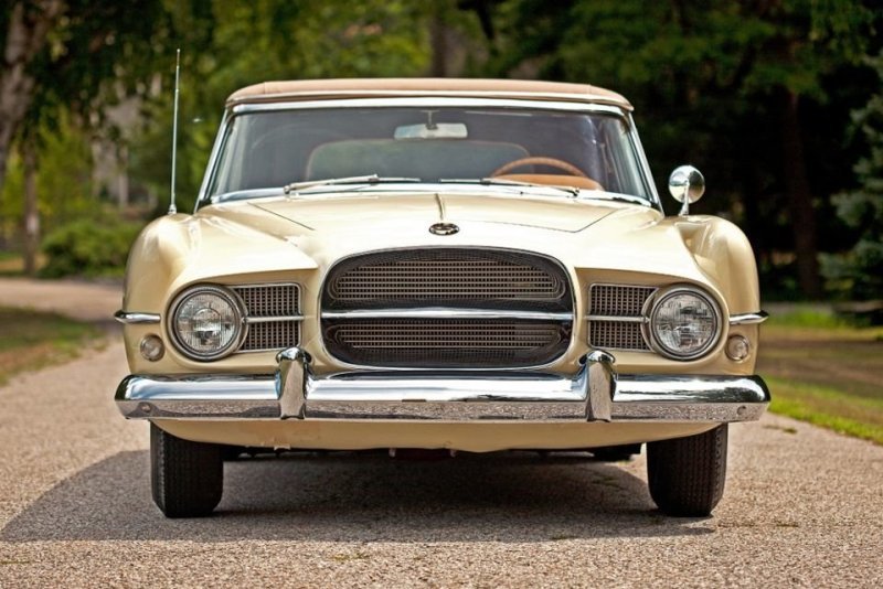 Firearrow очень понравились предпринимателю Евгену Казароллу (Eugene Casaroll) и он договорился с Chrysler о производстве на основе концептов небольшой серии эксклюзивных автомобилей. Так родилась компания Dual-Ghia.
