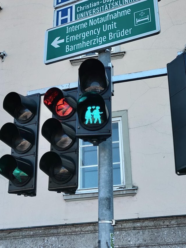 8. В Вене некоторые светофоры показывают не какого-то одного печального пешехода, а влюблённые парочки