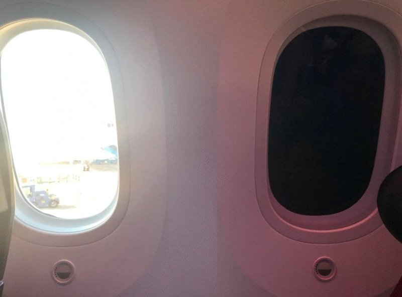 11. На Boeing 787 есть функция полного затемнения окна