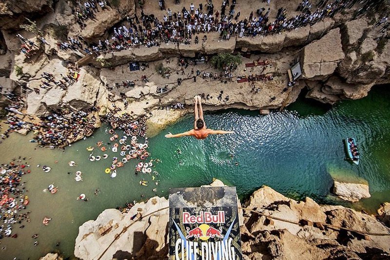 Спортсмен Блэйк Олбридж (Blake Aldridge) прыгает с 30-метровой высоты на соревнованиях Red Bull Cliff Diving. Оман. 