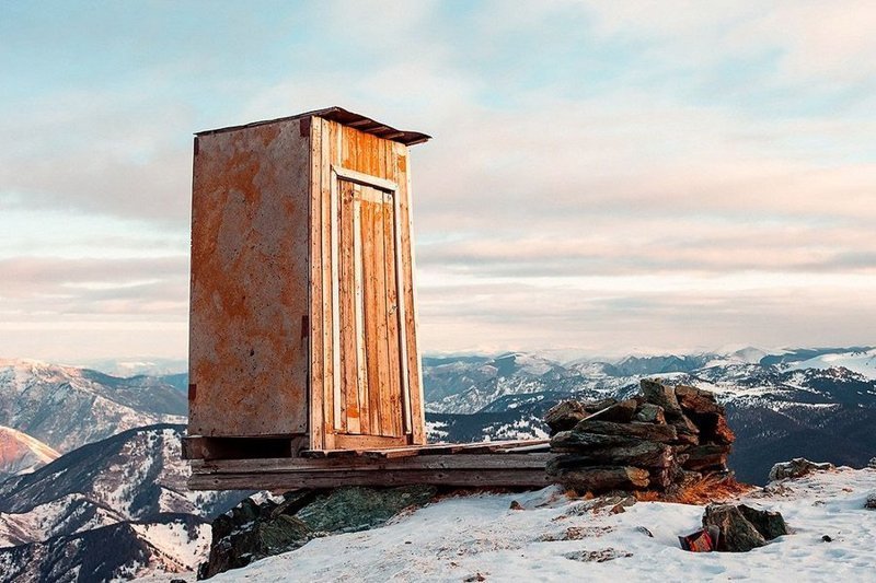 Туалет на российской метеостанции Кара-Тюрек. На высоте 2 600 метров. 