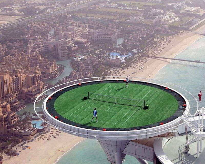 Теннисный корт на самом высоком здании города Дубаи Бурдж-Халифа. Дубаи, ОАЭ. 