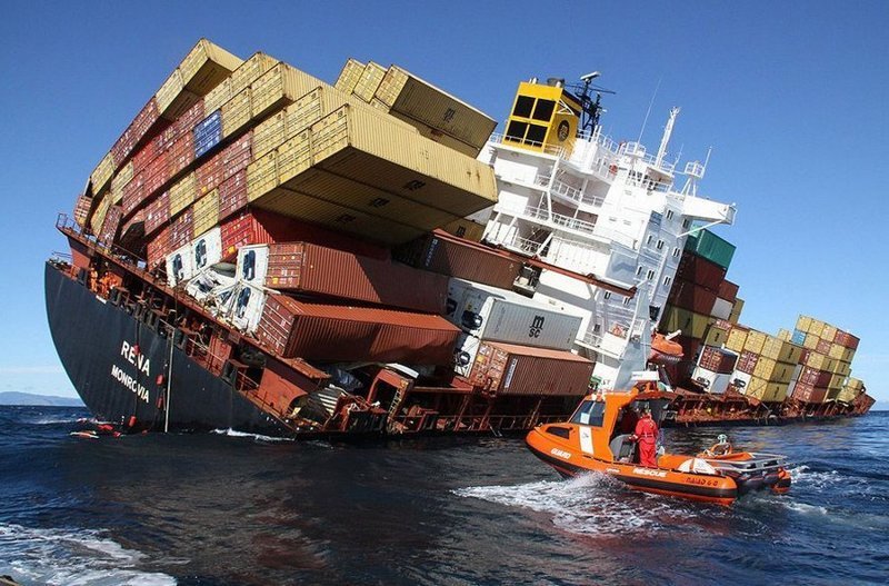 У берегов Новой Зеландии сухогруз Rena наскочил на риф, вследствие чего разломился на 2 части, а контейнеры разбросало вокруг судна. 