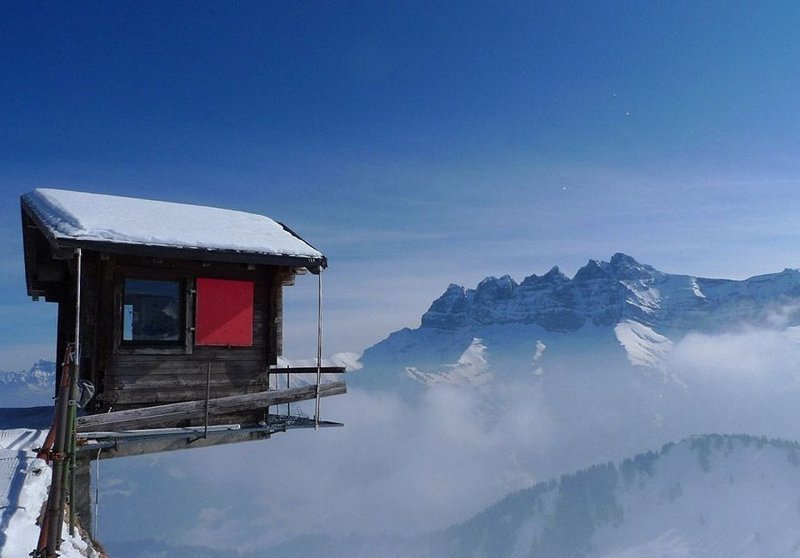 Домик на высоте 2000 метров на горнолыжном курорте Шампуссин, Швейцария. Вид на горы Les Dents du Midi. 