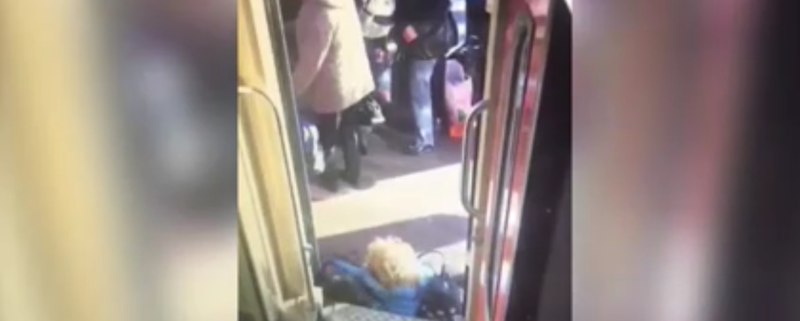 В Петербурге пассажирка упала между платформой и вагоном поезда: видео