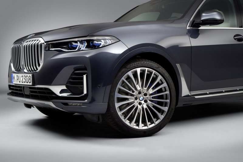 Компания BMW официально показала свой флагманский кроссовер X7