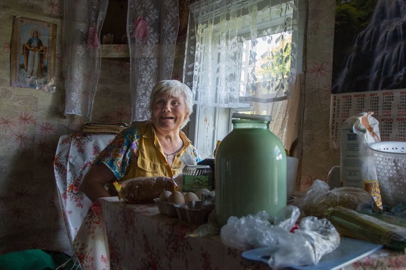 Бабушка Люся - единственный житель деревни Головкино в Псковской области
