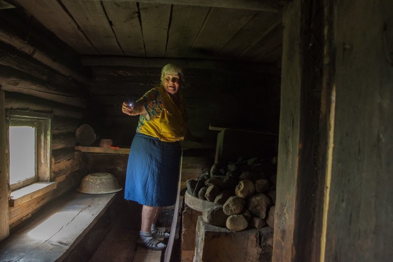 Неунывающая Люся: как живет единственная жительница деревни под Псковом