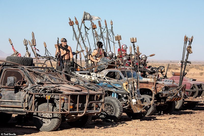 Участники изображают воинов постапокалипсиса и пять дней гоняют по пустыне на необычных машинах, которые тоже будто сошли с телеэкрана