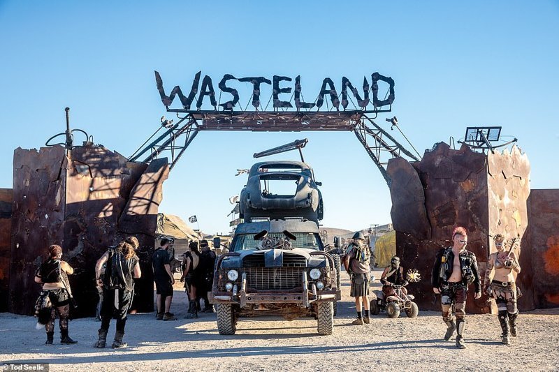 Wasteland Weekend - фестиваль фанатов "Безумного Макса", который каждый год проводится в калифорнийской пустыне Мохаве. В этом году он проходил с 26 по 30 сентября