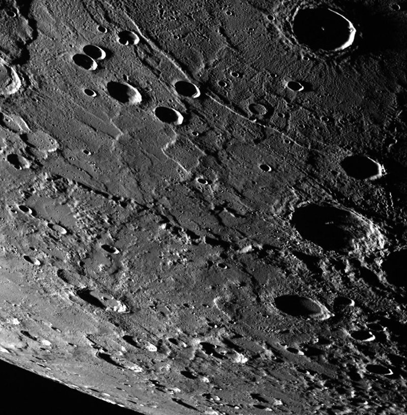 Поверхность Меркурия, покрытая кратерами