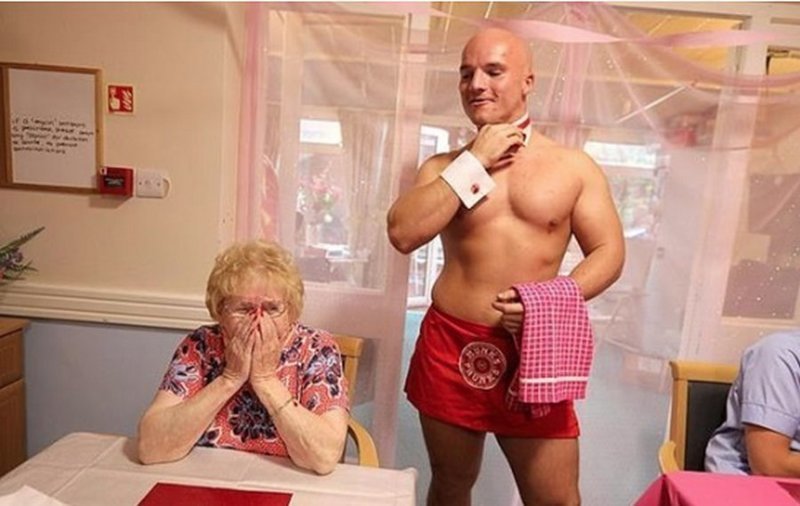 Шаловливые пенсионерки вызвали в дом престарелых голых официантов и устроили праздничный ужин