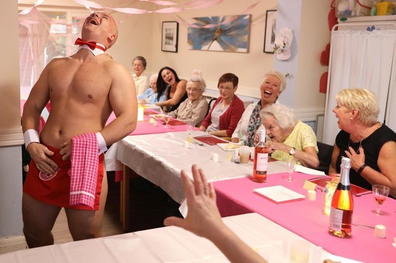 Шаловливые пенсионерки вызвали в дом престарелых голых официантов и устроили праздничный ужин