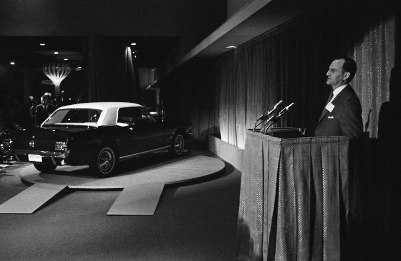 Ли Якокка представляет Mustang на Нью-Йоркской выставке в апреле 1964-го