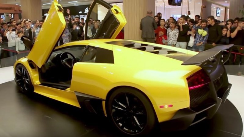 Единственная настоящая деталь от итальянской машины — лобовое стекло, купленное в официальном магазине запчастей Lamborghini.