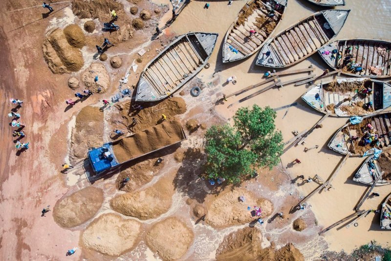 Добыча речного песка в Мали