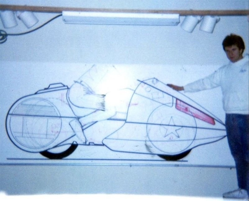 А вот как выглядит процесс производства действующей модели мотоцикла из будущего (правда для нас это уже прошлое, но не важно)
