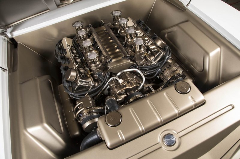Под новым капотом находится 7-литровый Gen 3 Hemi V8, доработанный мастерской Indy Cylinder Heads. Он выдает 451 л.с. при 6100 об/мин и 675 Нм при 4200 об/мин.