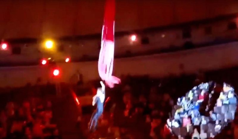 Видео: воздушная гимнастка сорвалась с высоты во время трюка ynews, видео, гимнастка, инцидент, новокузнецк, падение гимнаста, падение с высоты, цирк