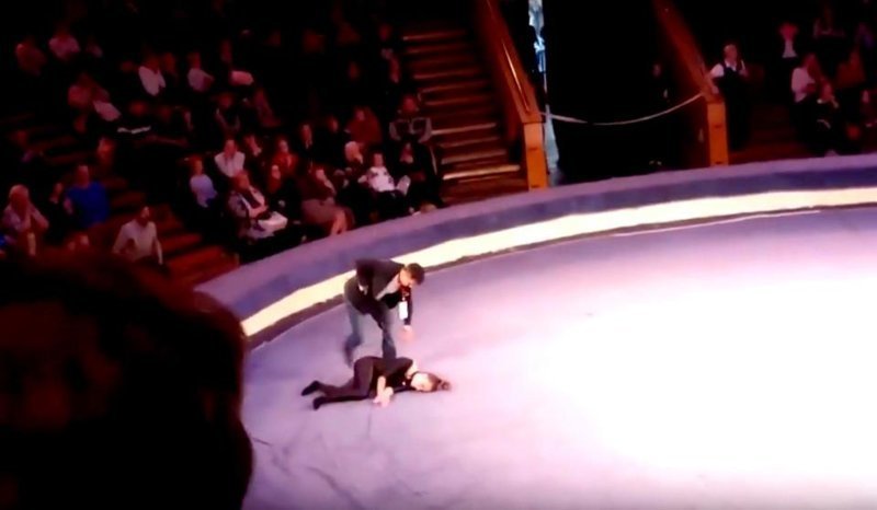 Видео: воздушная гимнастка сорвалась с высоты во время трюка ynews, видео, гимнастка, инцидент, новокузнецк, падение гимнаста, падение с высоты, цирк