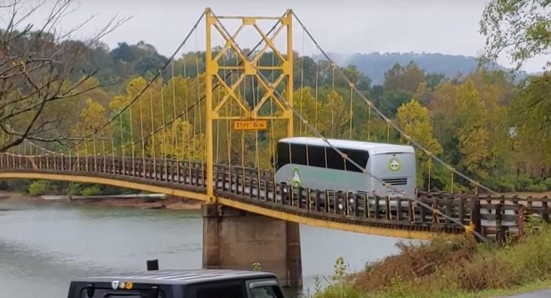 Исторический мост, прогнулся под автобусом, но не получил повреждений