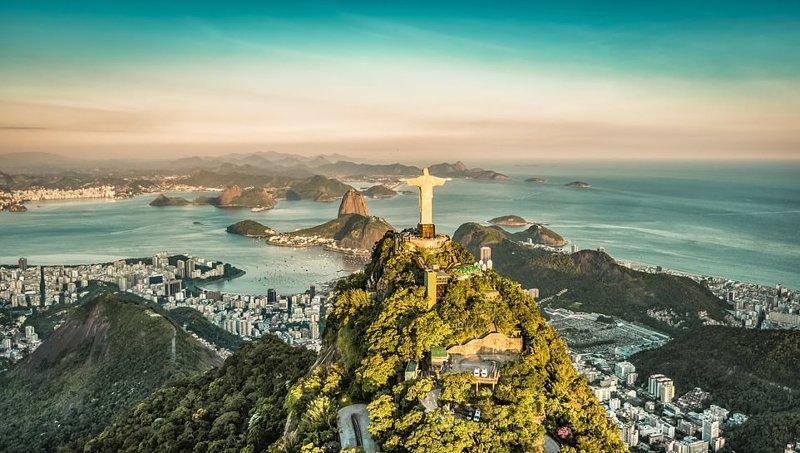 1. Статуя Христа-Искупителя и гора Пан-ди-Асукар ("сахарная голова"), Рио-де-Жанейро