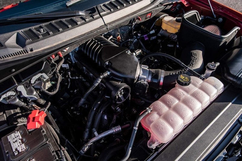 Специалисты форсировали пятилитровый V8, добавив механический нагнетатель, доработали впуск и выпуск, заменили интеркулер и топливную систему. Мощность агрегата после доработок составляет 768 лошадиных сил – на 113 сил больше, чем у купе GT.