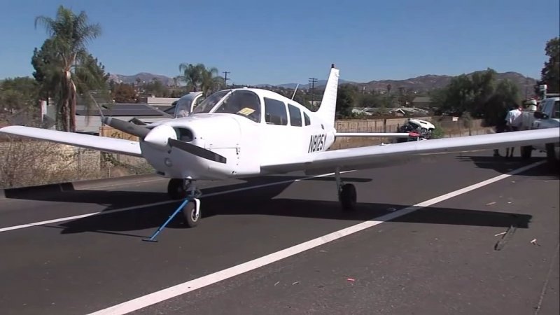 Самолет с неисправным двигателем экстренно приземлился на шоссе в Калифорнии