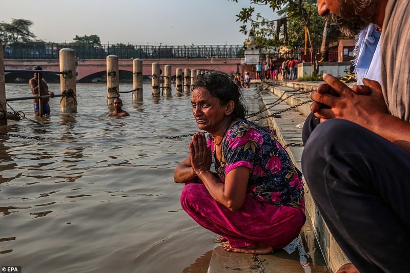 Это Рани. Ее муж Анил погиб, вычищая канализационную шахту в Нью-Дели. Рани проводит прощальный ритуал на берегу притока Ганга. Газиабад, Уттар-Прадеш