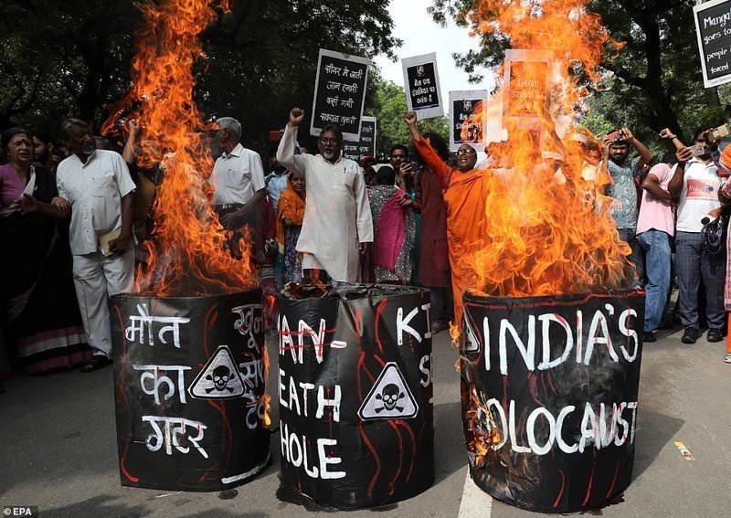25 сентября на улицы Нью-Дели вышли активисты, протестующие против сложившейся проблемной ситуации и бессмысленных смертей. На одном из плакатов написано "Индийский холокост"