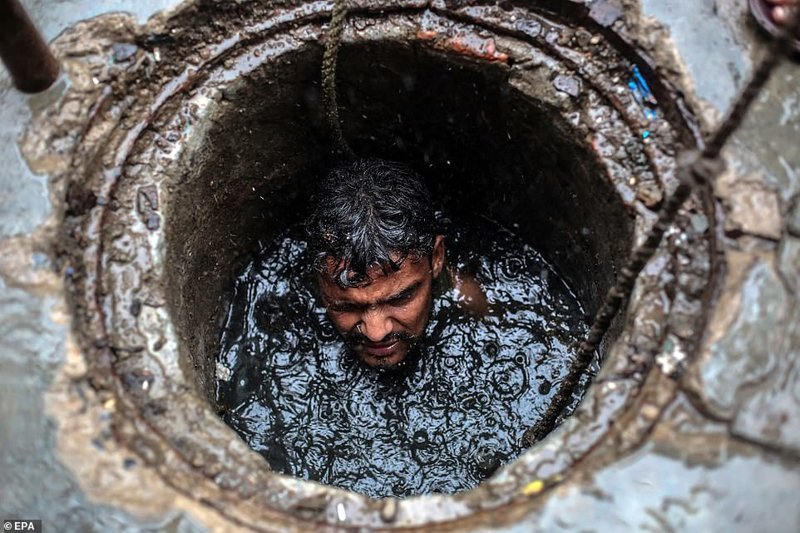 Джони, 26-летний чистильщик канализации, во время исполнения служебных обязанностей. Газиабад, штат Уттар-Прадеш, июль 2018 г.