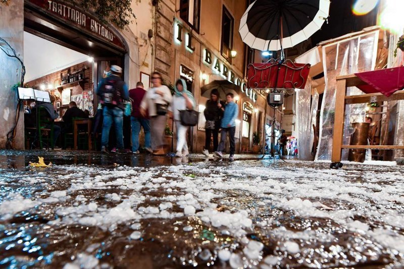 Местные жители поделились снимками ледяных улиц Рима