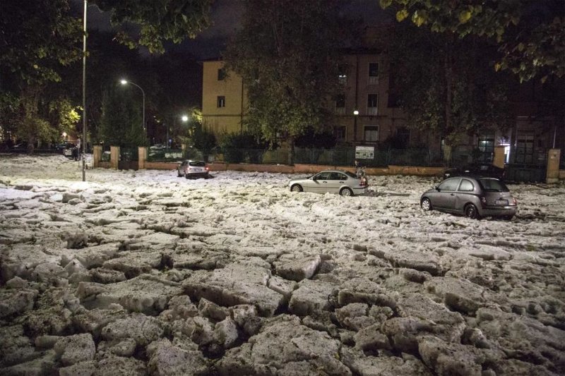 Рим внезапно завалило снегом и льдом после мощной бури с градом