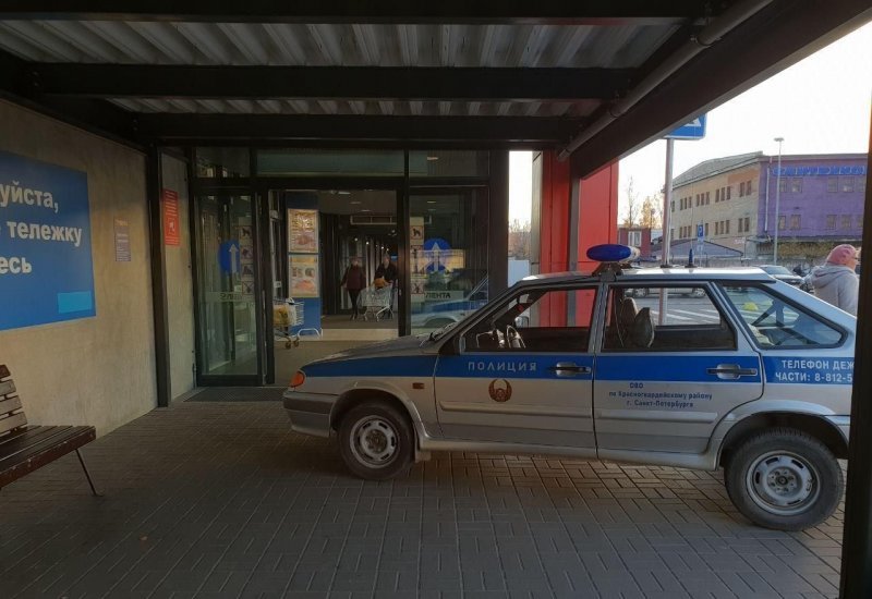 Полицейский ВАЗ заметили на входе в супермаркет на Пискарёвском проспекте. Машина заехала под крышу магазина и осталась стоять рядом с тележками.