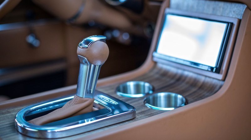 Классический Ford Mustang детектива Буллита с современной начинкой